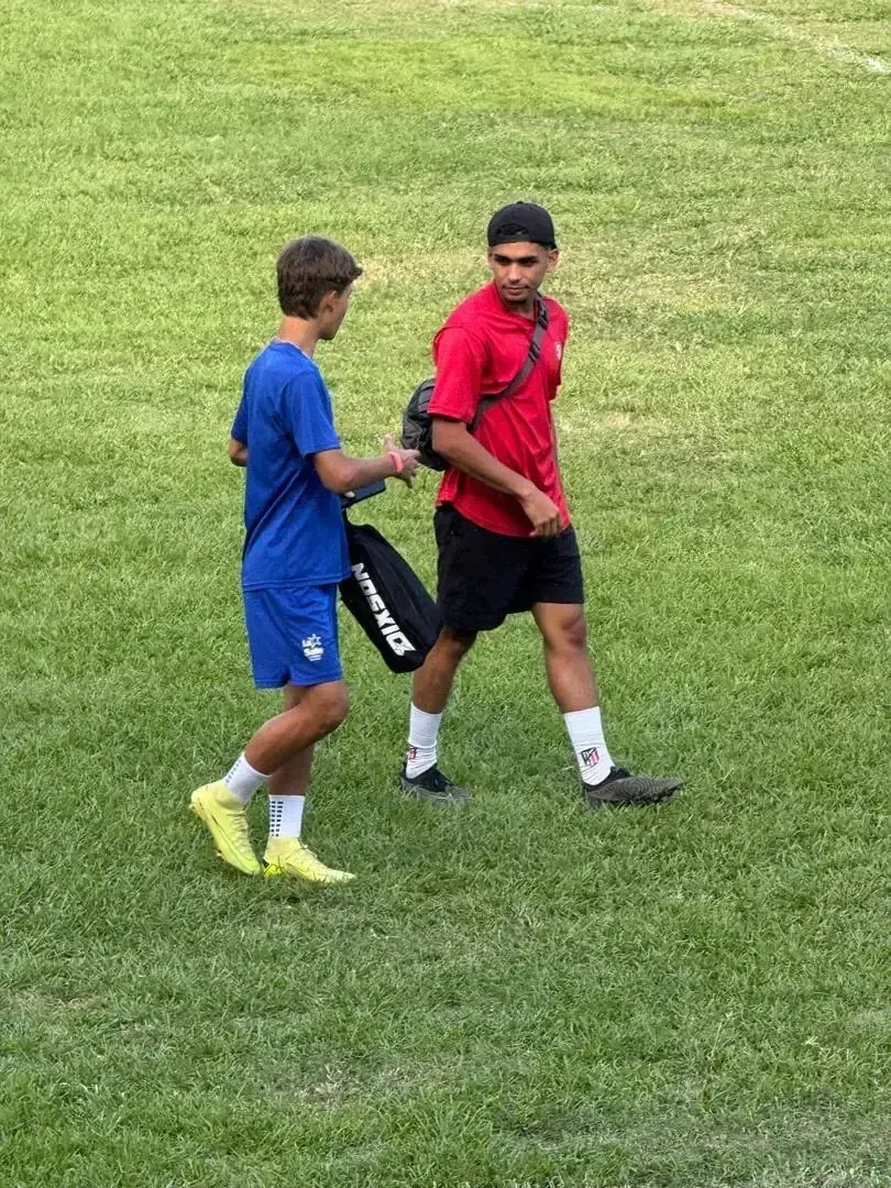 Andrés Correia recorriendo la cancha con su bolso de trabajo antes de una sesión.